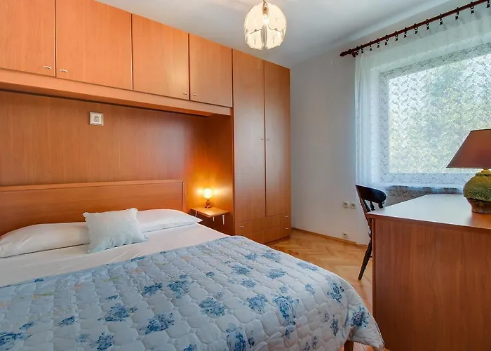 With Parking Space Nerezine, Losinj - 12149 Appartement Nerezine